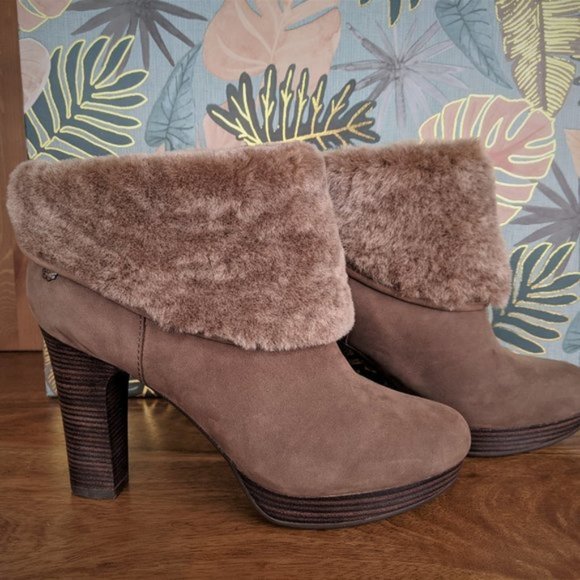 UGG Shoes - UGG Nubuck Sheepskin Boots Size 8 NEVER WORN!